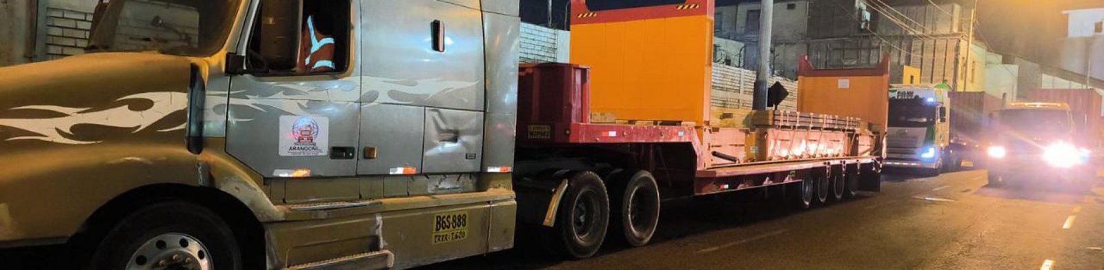 Convoy de camiones de Inversiones Arangoñi en ruta