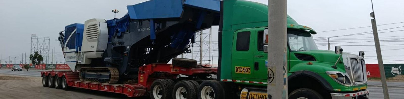 Camiones de Inversiones Arangoñi en carretera de montaña